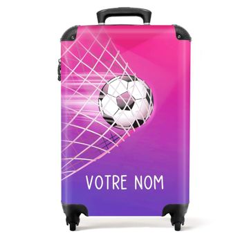 Ballon de football dans le but avec fond violet