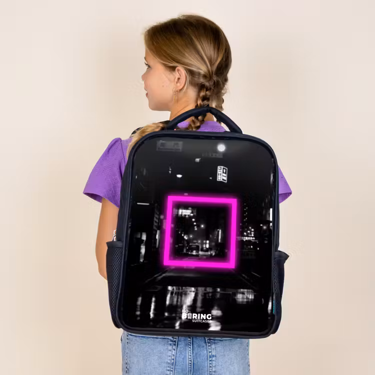 Sac à dos enfant - Noir - Carré rose vif sur fond lumineux — 4