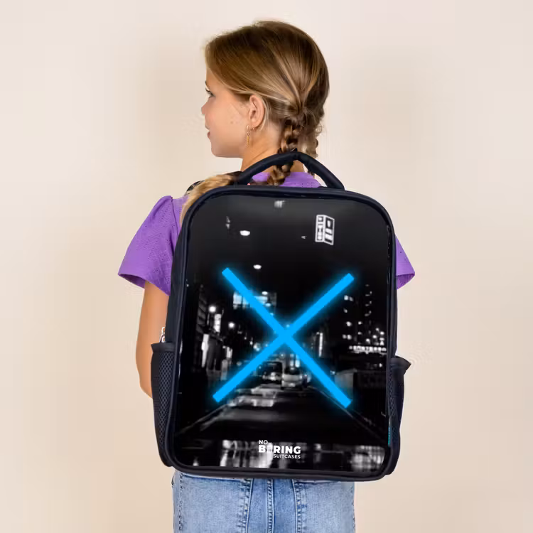 Sac à dos enfant - Noir - Croix bleue lumineuse dans une scène nocturne — 4