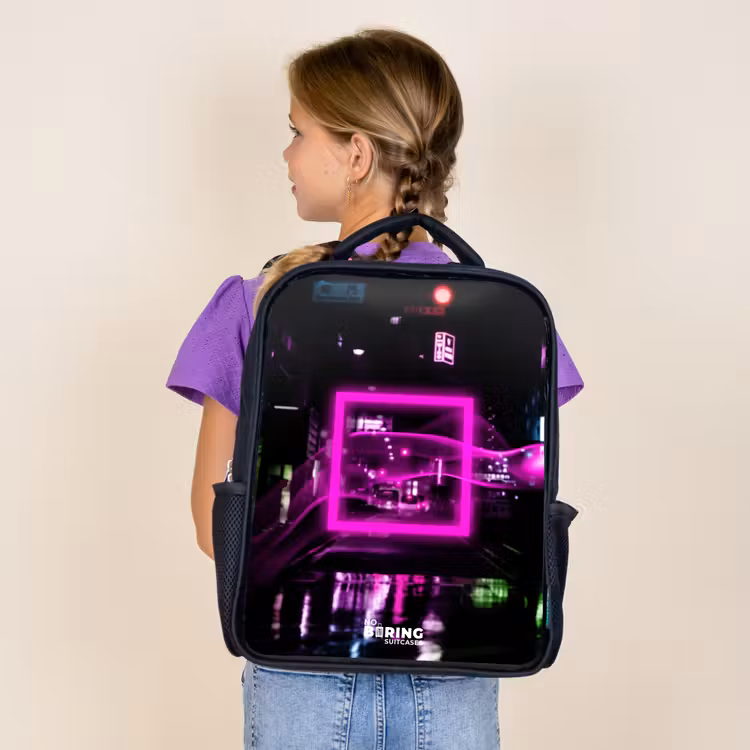 Sac à dos enfant - Noir - Carré rose vif sur une rue mouillée — 4