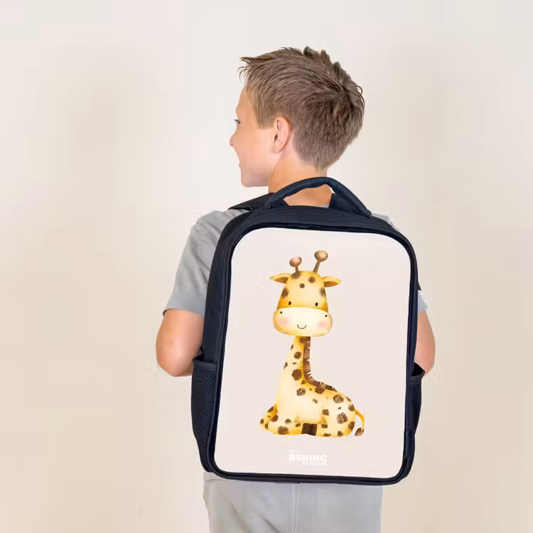 Sac à dos enfant - Noir - Illustration d'une girafe couchée sur fond beige — 2