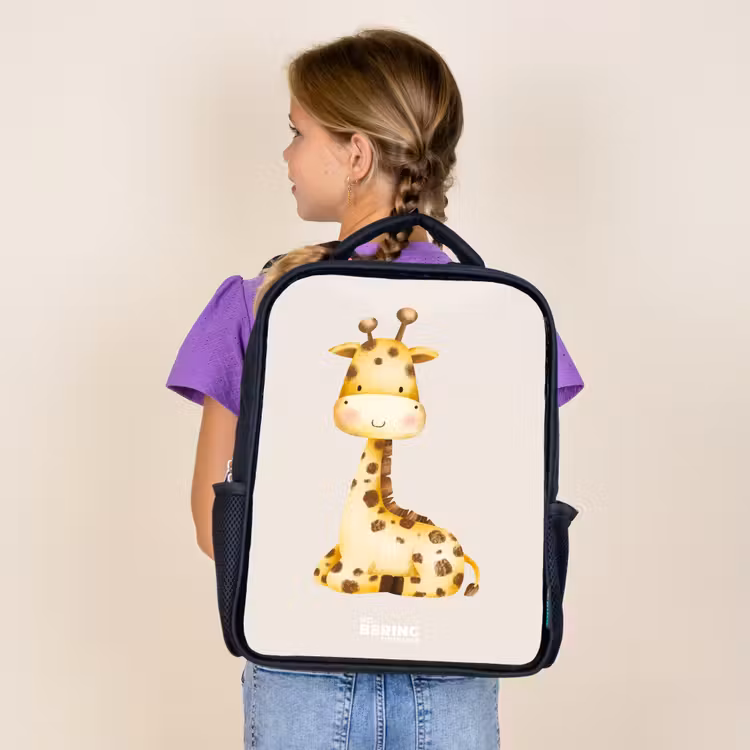 Sac à dos enfant - Noir - Illustration d'une girafe couchée sur fond beige — 4