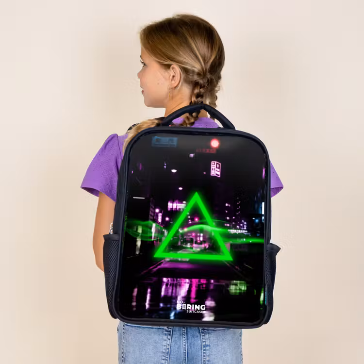 Sac à dos enfant - Noir - Triangle vert lumineux au-dessus d'une rue de la ville — 4