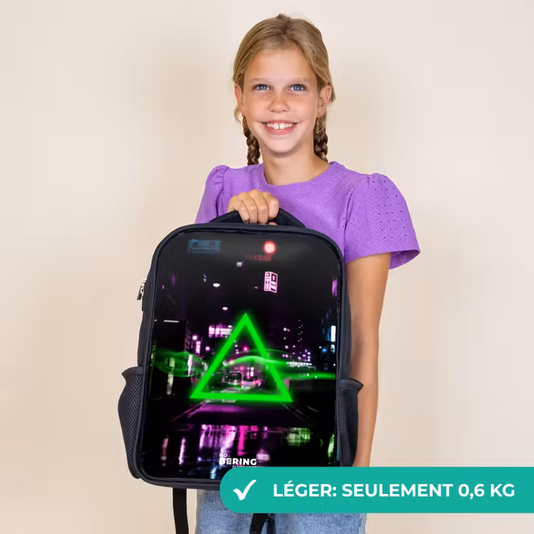 Sac à dos enfant - Noir - Triangle vert lumineux au-dessus d'une rue de la ville — 9
