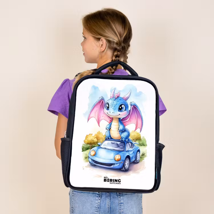 Sac à dos enfant - Noir - Bébé dragon sur une voiture bleue dans un paysage boisé — 4