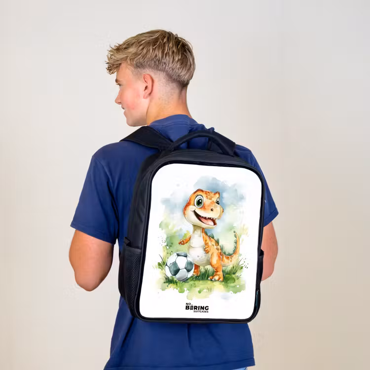 Sac à dos enfant - Noir - Dino avec un ballon de football dans un champ coloré — 5