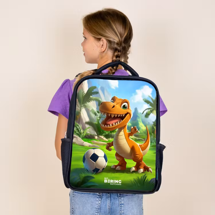 Sac à dos enfant - Noir - Dino avec un ballon de football dans un paysage verdoyant — 4