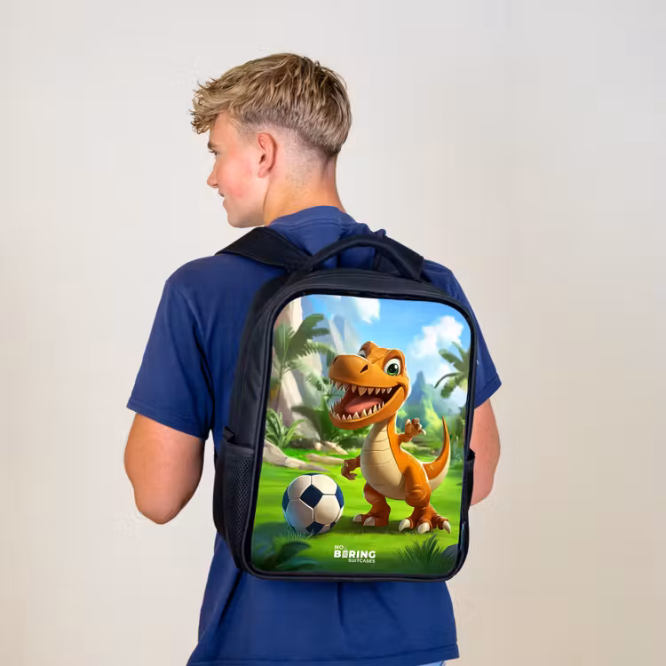 Sac à dos enfant - Noir - Dino avec un ballon de football dans un paysage verdoyant — 5