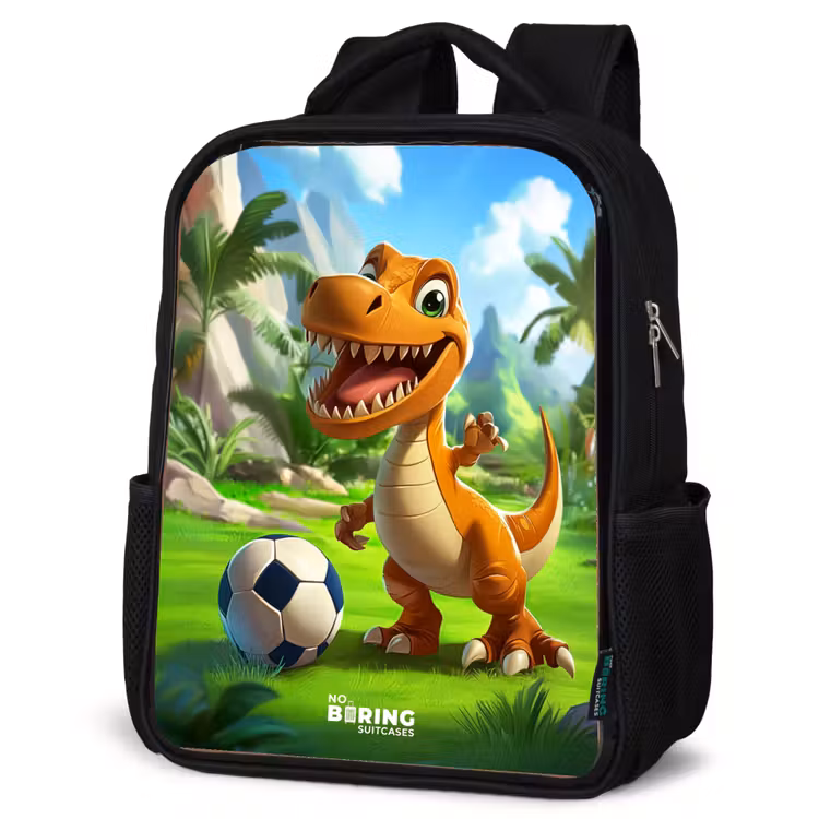 Sac à dos enfant - Noir - Dino avec un ballon de football dans un paysage verdoyant — 6