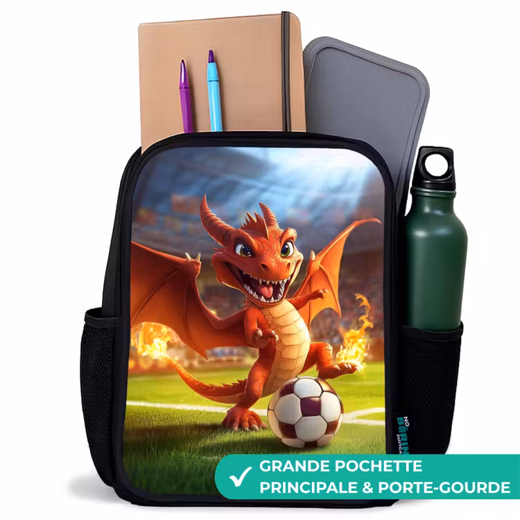 Sac à dos enfant - Noir - Le dragon rouge joue au football dans un stade ensoleillé — 10