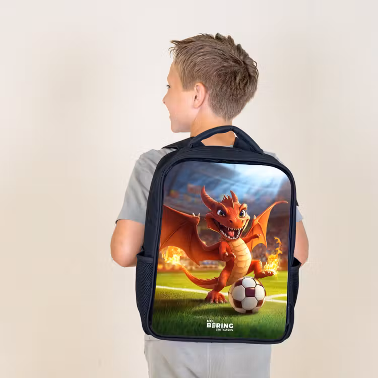 Sac à dos enfant - Noir - Le dragon rouge joue au football dans un stade ensoleillé — 2
