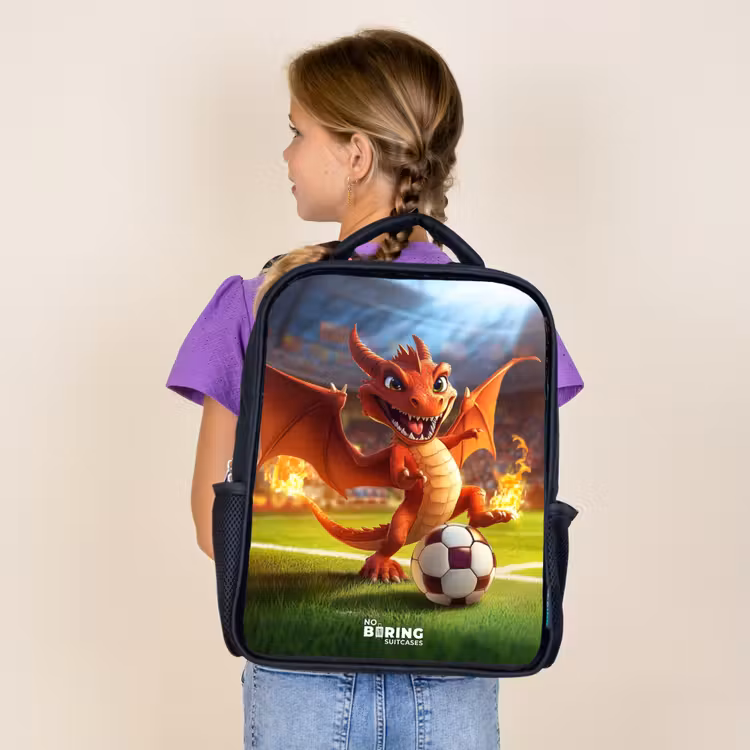Sac à dos enfant - Noir - Le dragon rouge joue au football dans un stade ensoleillé — 4