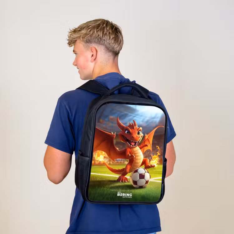 Sac à dos enfant - Noir - Le dragon rouge joue au football dans un stade ensoleillé — 5