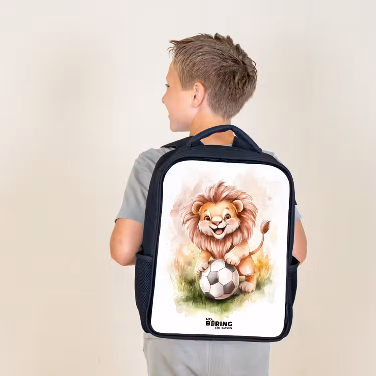 Sac à dos enfant - Noir - Lion enjoué avec un ballon de football sur une pelouse — 2