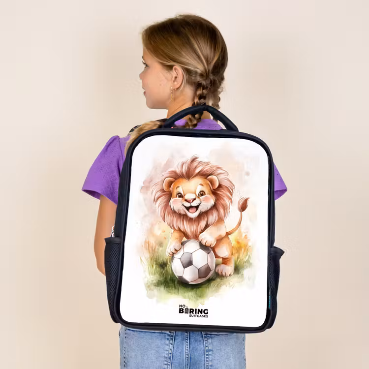 Sac à dos enfant - Noir - Lion enjoué avec un ballon de football sur une pelouse — 4