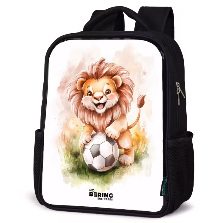 Sac à dos enfant - Noir - Lion enjoué avec un ballon de football sur une pelouse — 6