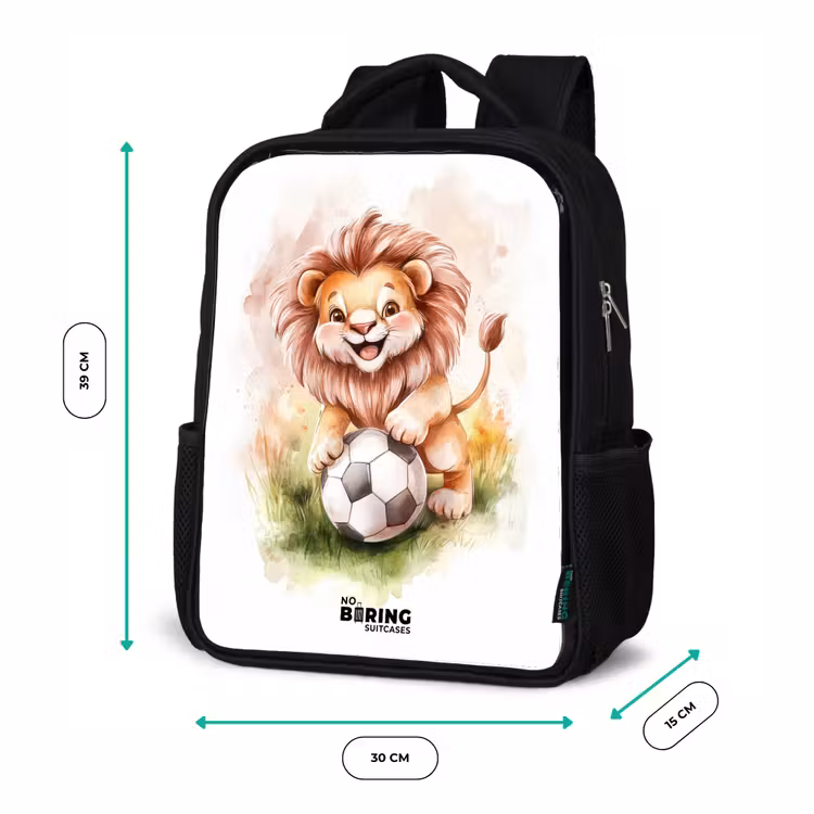 Sac à dos enfant - Noir - Lion enjoué avec un ballon de football sur une pelouse — 8