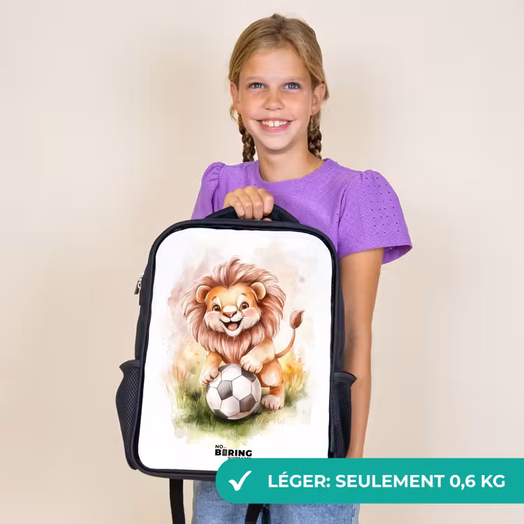 Sac à dos enfant - Noir - Lion enjoué avec un ballon de football sur une pelouse — 9