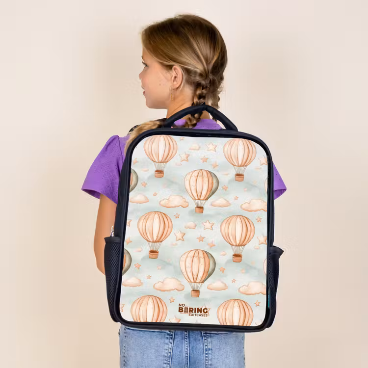 Sac à dos enfant - Noir - Montgolfières vintage en sépia avec nuages et étoiles — 4