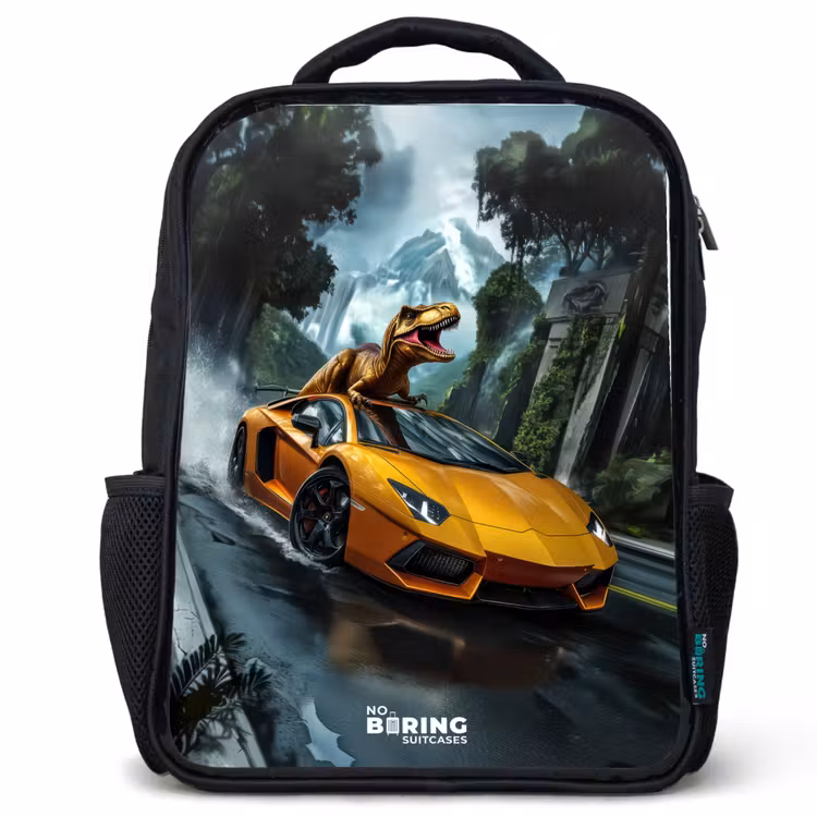 Sac à dos enfant - Noir - T-Rex sur une voiture de sport orange dans une forêt pluvieuse — 1