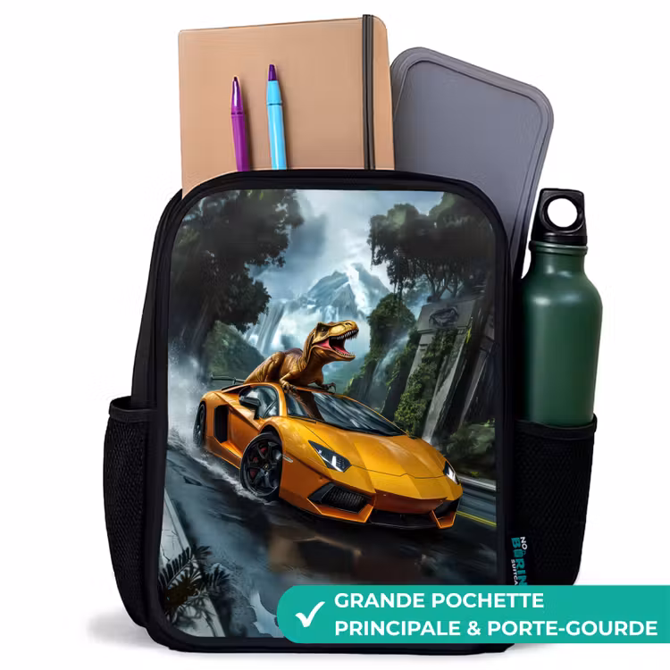 Sac à dos enfant - Noir - T-Rex sur une voiture de sport orange dans une forêt pluvieuse — 10