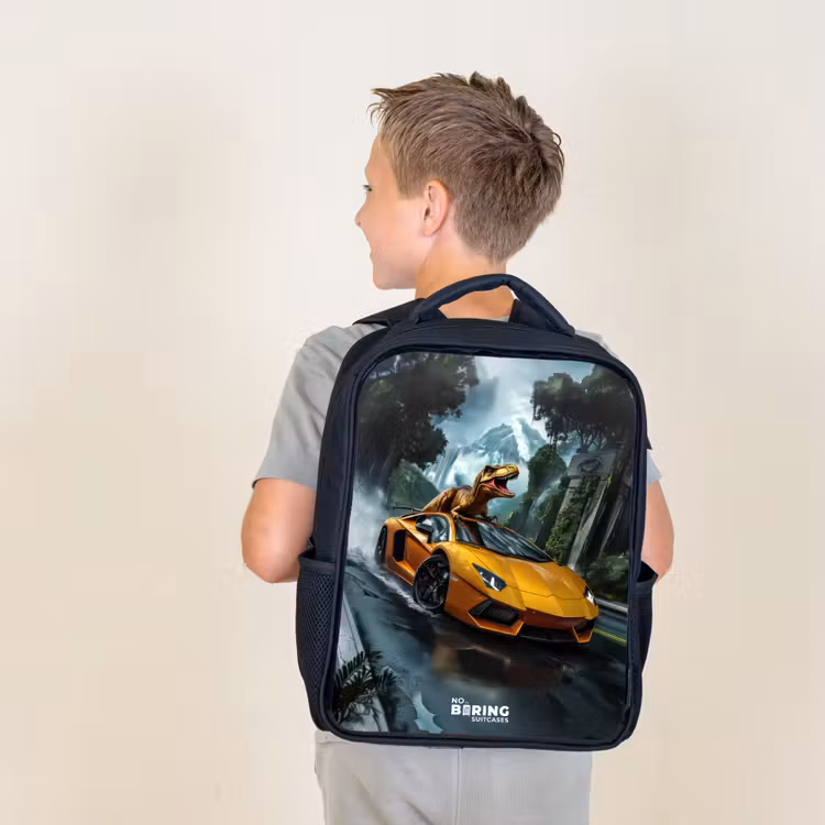 Sac à dos enfant - Noir - T-Rex sur une voiture de sport orange dans une forêt pluvieuse — 2