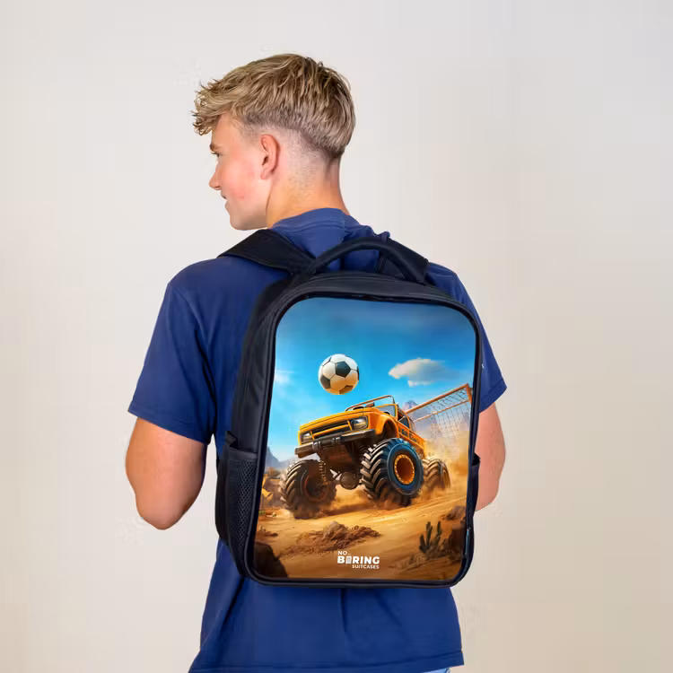Sac à dos enfant - Noir - Un camion monstre marque un but dans un stade du désert — 5