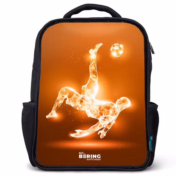 Sac à dos enfant - Noir - Un footballeur à la lumière orange dans un moment de flottement — 1