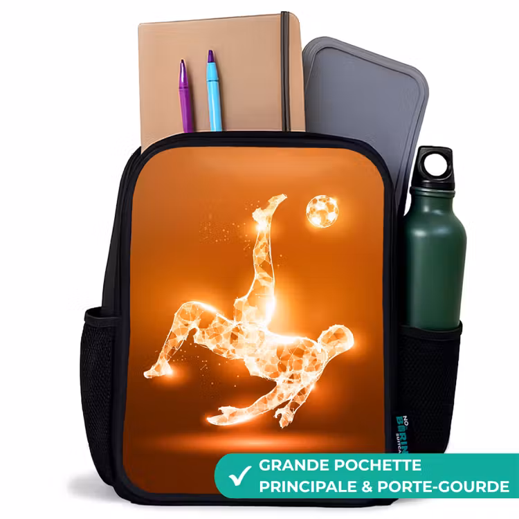 Sac à dos enfant - Noir - Un footballeur à la lumière orange dans un moment de flottement — 10