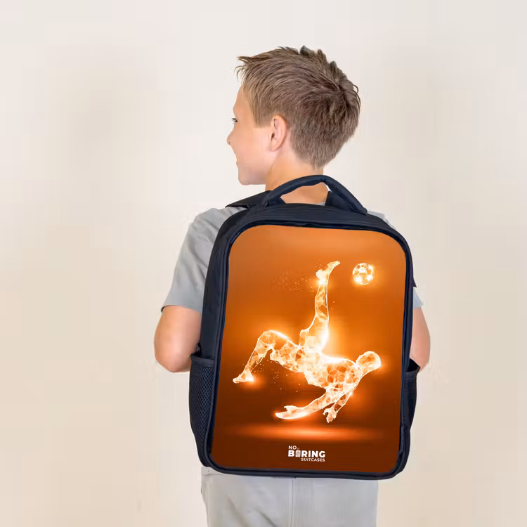 Sac à dos enfant - Noir - Un footballeur à la lumière orange dans un moment de flottement — 2