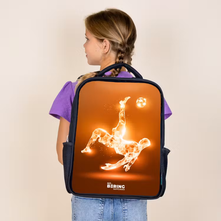 Sac à dos enfant - Noir - Un footballeur à la lumière orange dans un moment de flottement — 4
