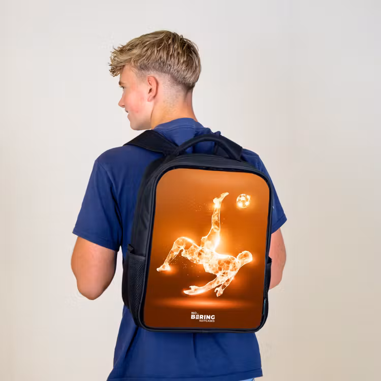Sac à dos enfant - Noir - Un footballeur à la lumière orange dans un moment de flottement — 5