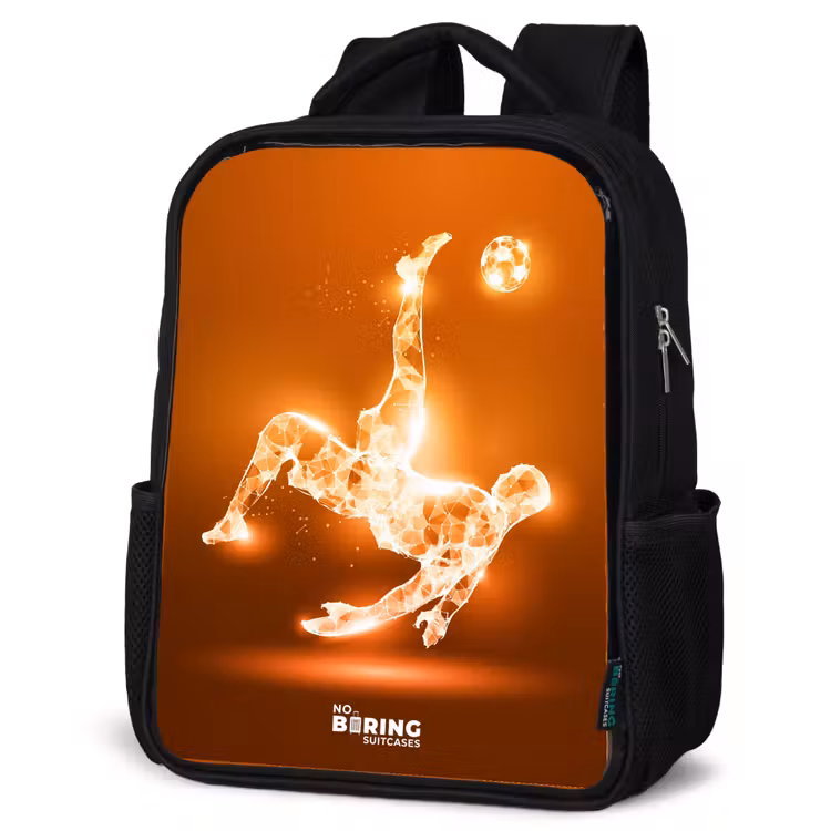 Sac à dos enfant - Noir - Un footballeur à la lumière orange dans un moment de flottement — 6