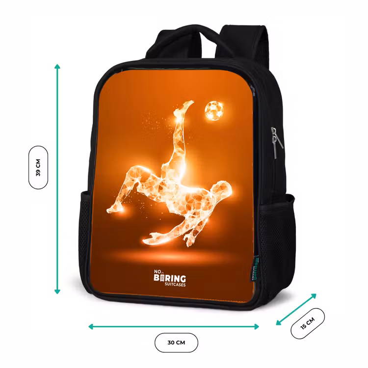 Sac à dos enfant - Noir - Un footballeur à la lumière orange dans un moment de flottement — 8