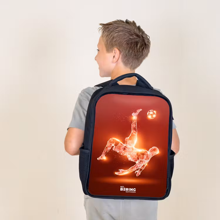 Sac à dos enfant - Noir - Un footballeur rougeoyant en action — 2