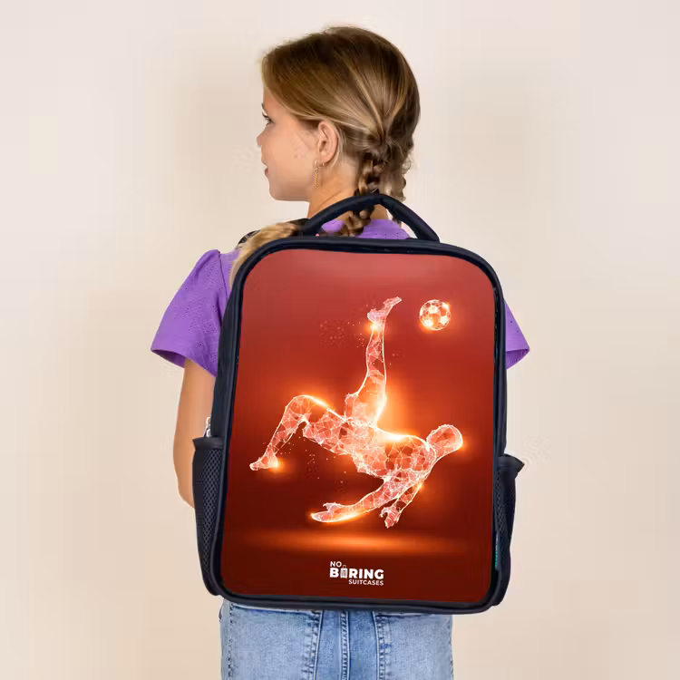 Sac à dos enfant - Noir - Un footballeur rougeoyant en action — 4