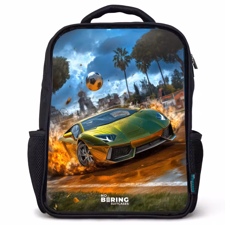 Sac à dos enfant - Noir - Une voiture de sport traverse un terrain de football avec un ballon — 1