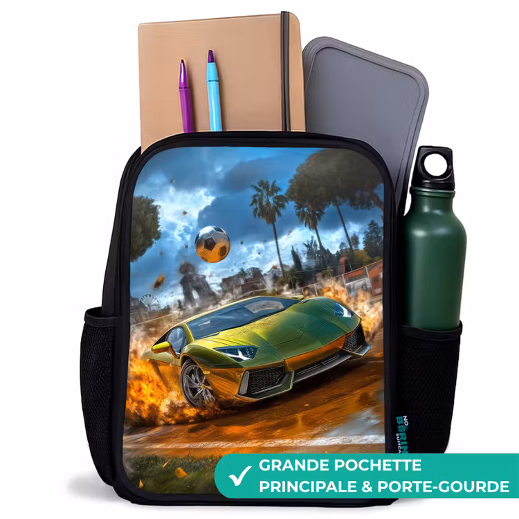 Sac à dos enfant - Noir - Une voiture de sport traverse un terrain de football avec un ballon — 10