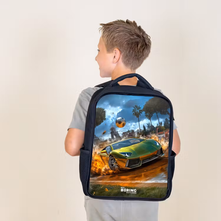 Sac à dos enfant - Noir - Une voiture de sport traverse un terrain de football avec un ballon — 2