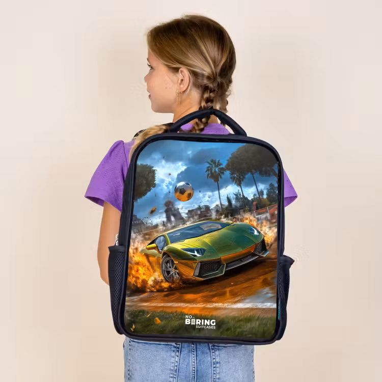 Sac à dos enfant - Noir - Une voiture de sport traverse un terrain de football avec un ballon — 4