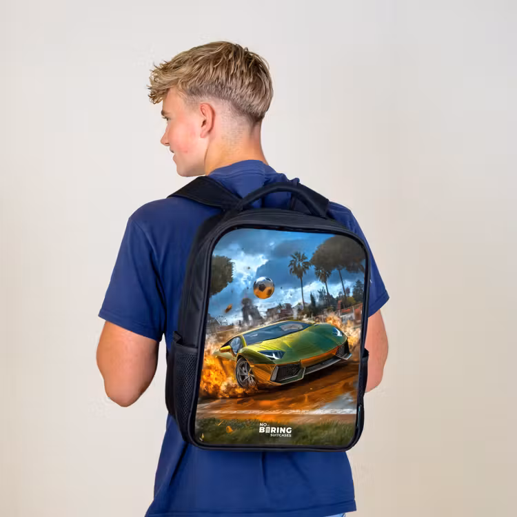 Sac à dos enfant - Noir - Une voiture de sport traverse un terrain de football avec un ballon — 5