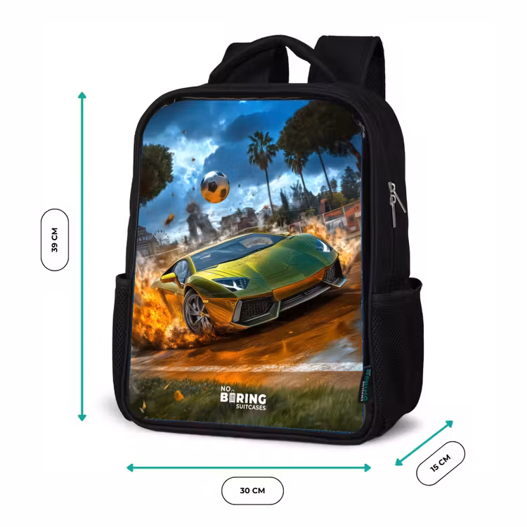 Sac à dos enfant - Noir - Une voiture de sport traverse un terrain de football avec un ballon — 8