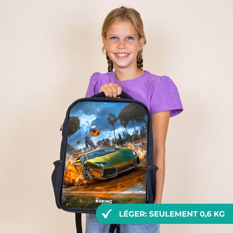 Sac à dos enfant - Noir - Une voiture de sport traverse un terrain de football avec un ballon — 9
