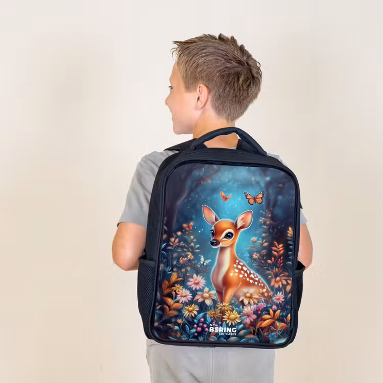 Sac à dos enfant - Noir - Cerf parmi les fleurs dans une forêt enchantée — 2