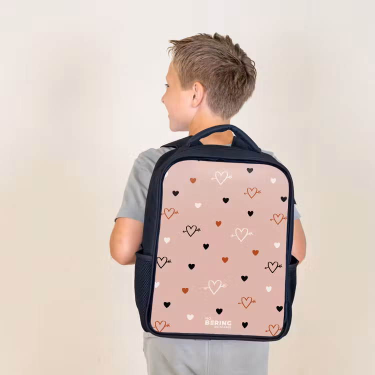Sac à dos enfant - Noir - Cœurs avec flèches en noir, blanc et rose — 2