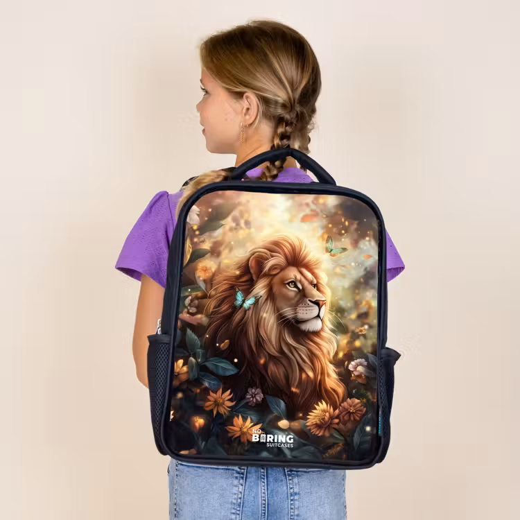 Sac à dos enfant - Noir - Lion avec papillons dans une jungle fleurie — 4