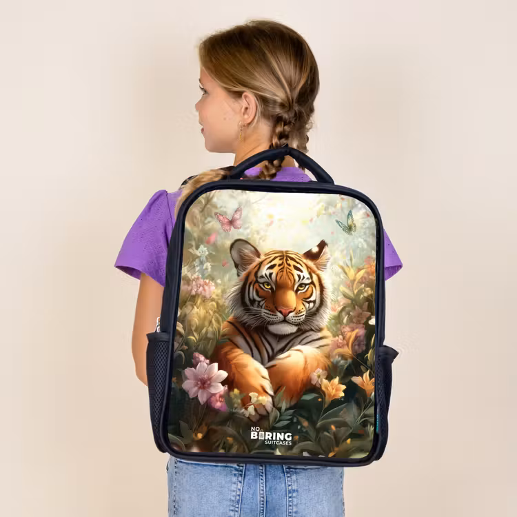 Sac à dos enfant - Noir - Tigre dans un champ de fleurs avec papillons et soleil — 4