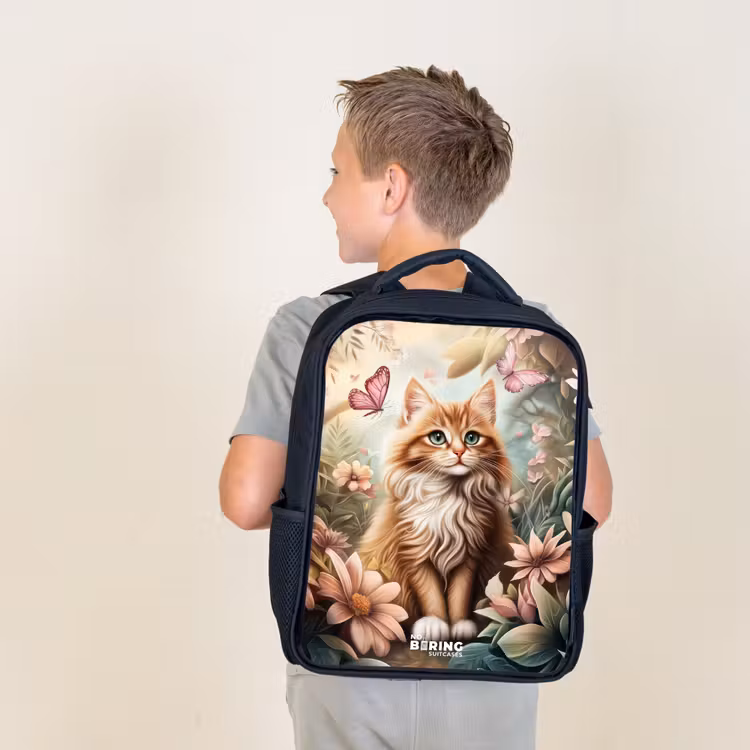 Sac à dos enfant - Noir - Chat dans un champ de fleurs avec des papillons roses. — 2
