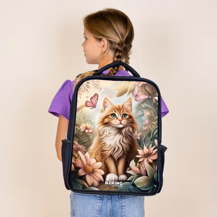Sac à dos enfant - Noir - Chat dans un champ de fleurs avec des papillons roses. — 4