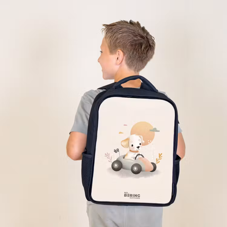 Sac à dos enfant - Noir - Chiot dans une voiture de course de couleur beige — 2
